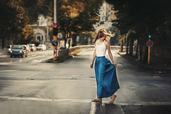 Fille sur la route le matin