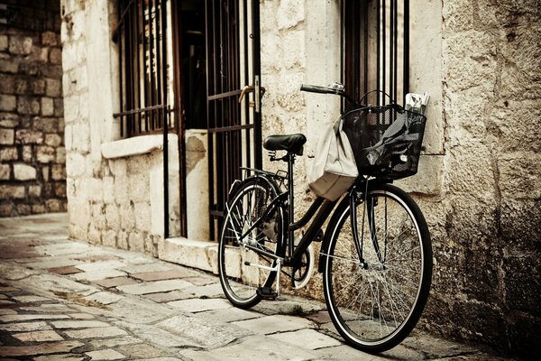 Vélo avec panier dans la rue de la ville