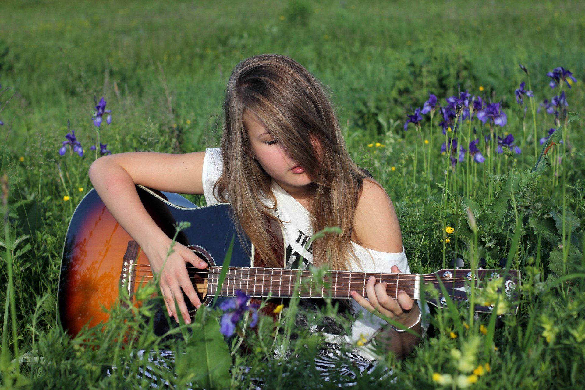 herbe clairière fille guitare table d harmonie cordes touche nature verdure