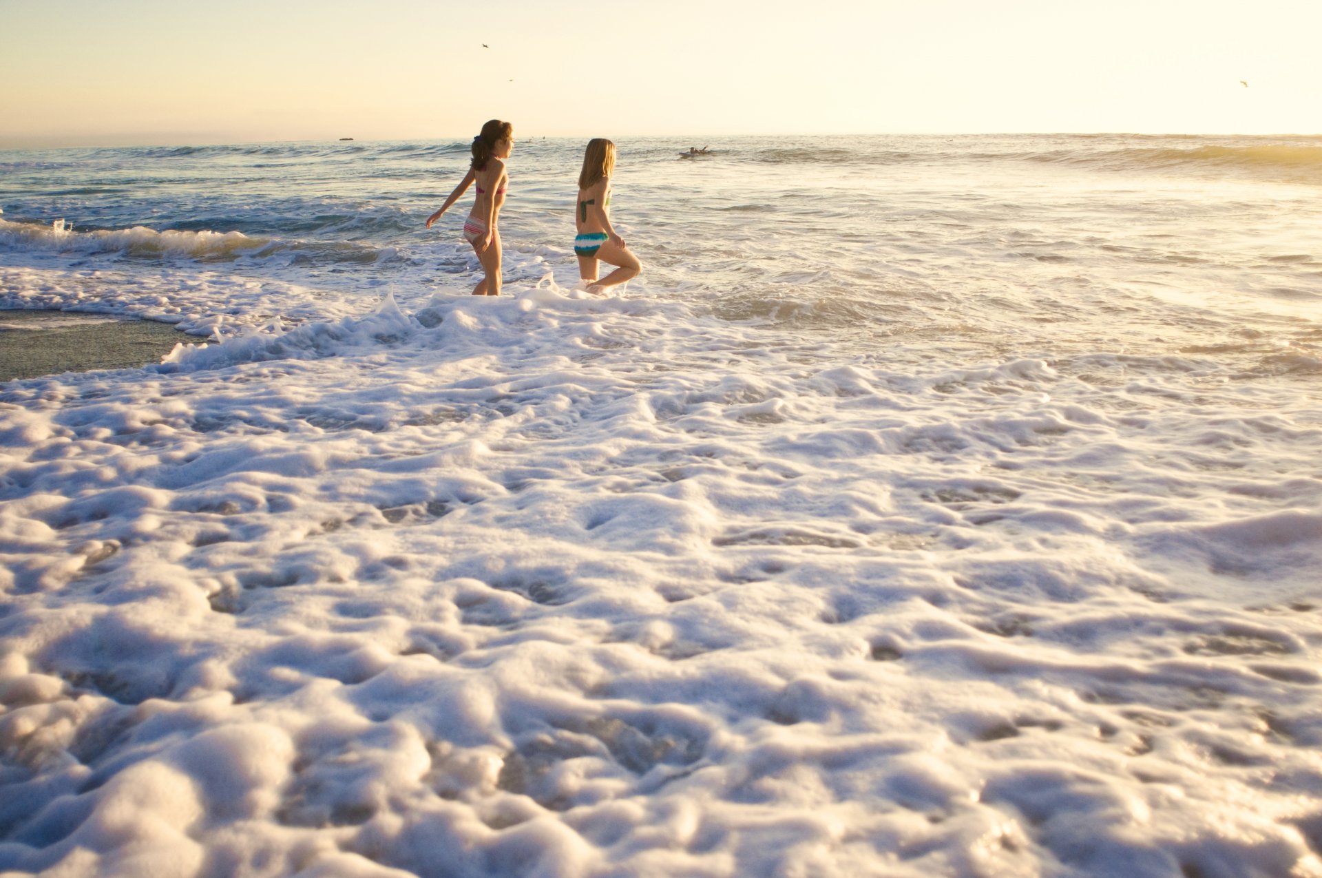 matin océan vagues mousse filles