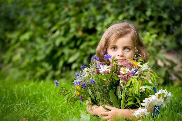Fille a recueilli un bouquet de fleurs sauvages