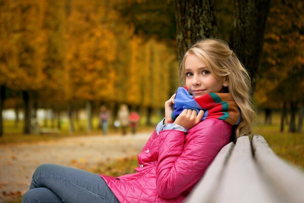 Fille sur un banc avec une humeur d automne
