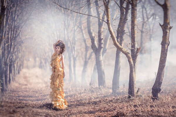 Robe de feuilles d automne sur la jeune fille