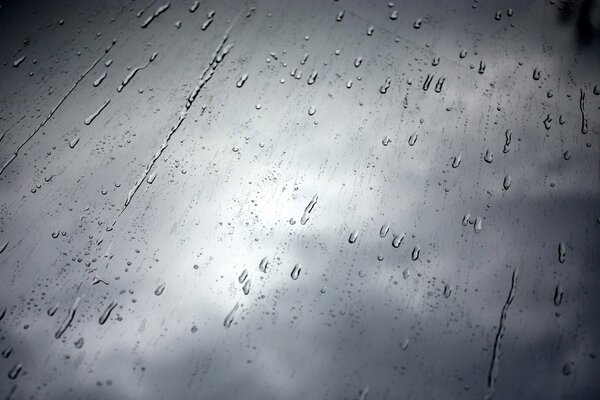 Pluie derrière le verre noir et blanc
