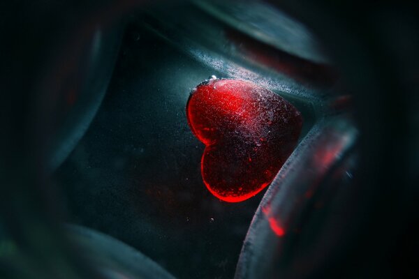 Coeur de verre rouge. Coeur brûlant