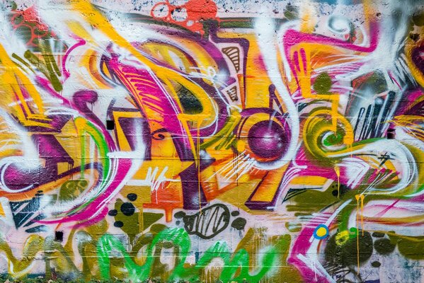 Le mur est peint dans le style de graffiti