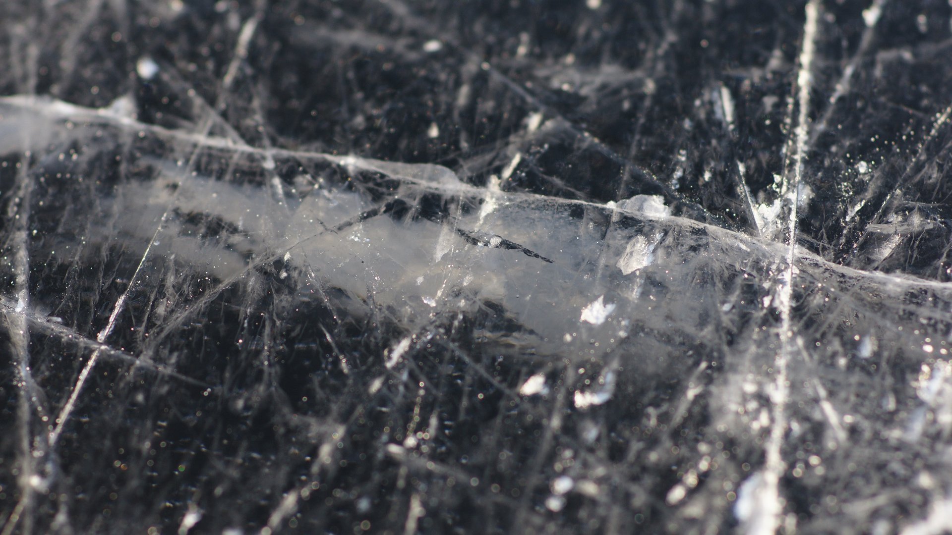 verre fissures éclats gris blanc lumière