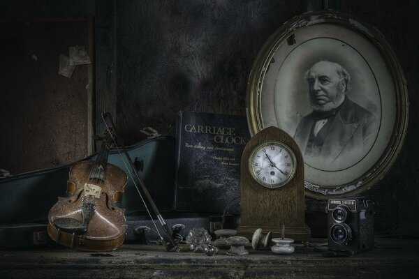 Violon, horloge et photo Vintage