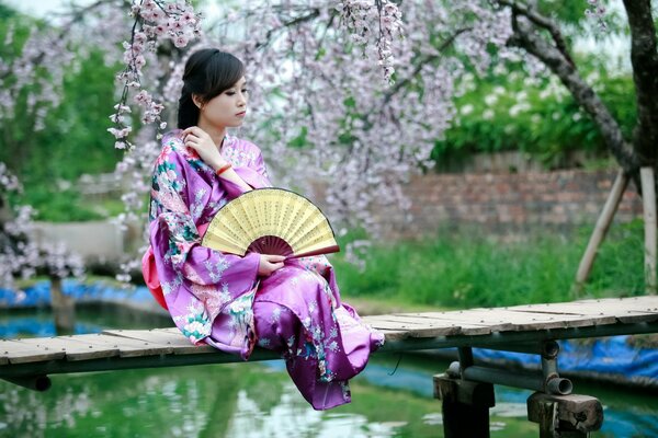 Fille élégante asiatique au milieu de l été