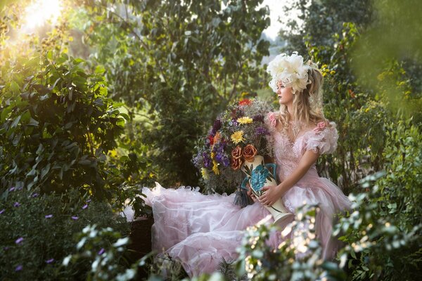 Fille assise sur la nature avec des fleurs