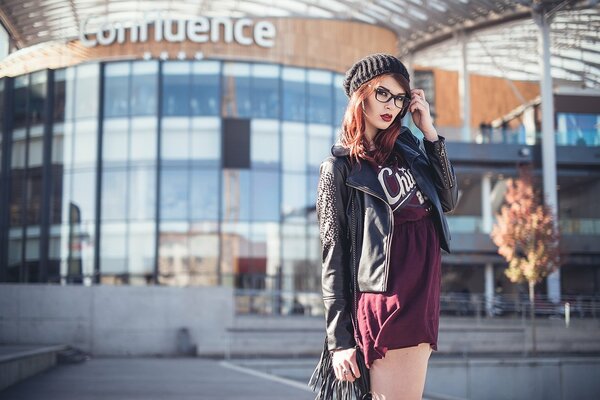 Fille élégante sur une promenade avec le regard d une lionne