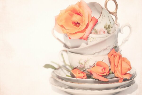 Tasses décorées de feuilles de thé rose