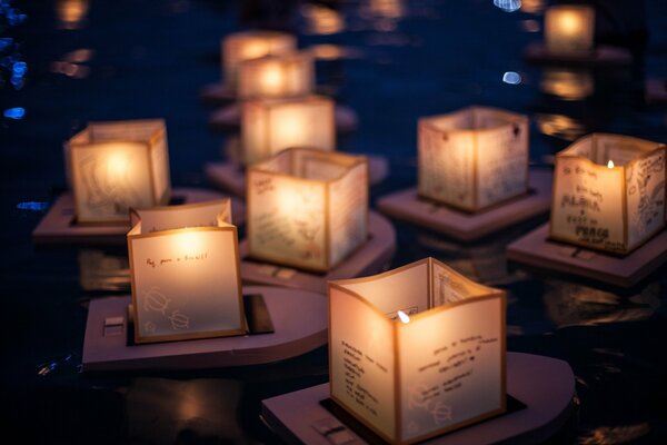 Lanternes en papier chinoises sur l eau
