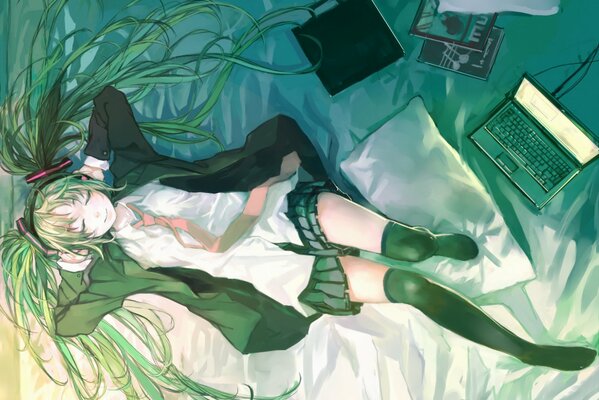 Fille en costume avec cravate se trouve sur le lit avec ordinateur portable