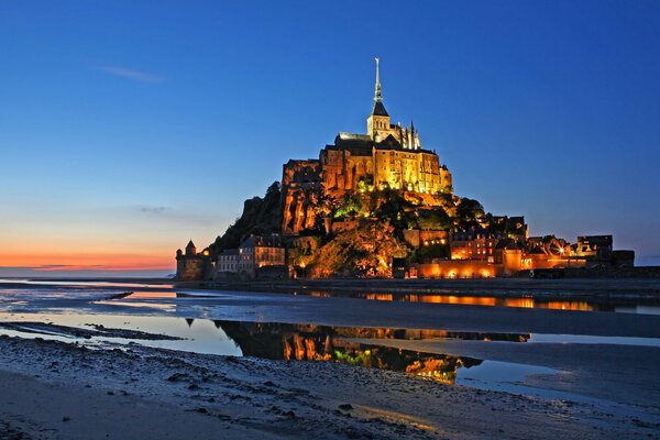 Île de nuit avec la ville
