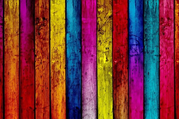 Planches verticales en bois multicolores
