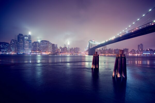 La ville de nuit au bord de la rivière est comme une fête