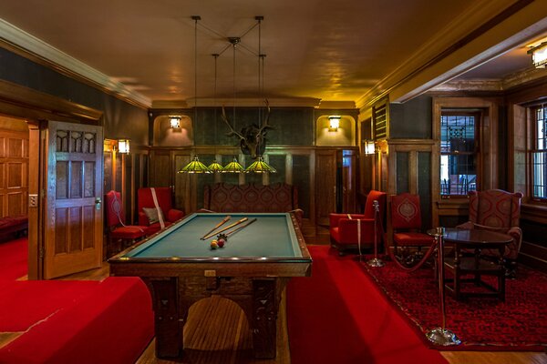 Salle de billard dans les tons rouges