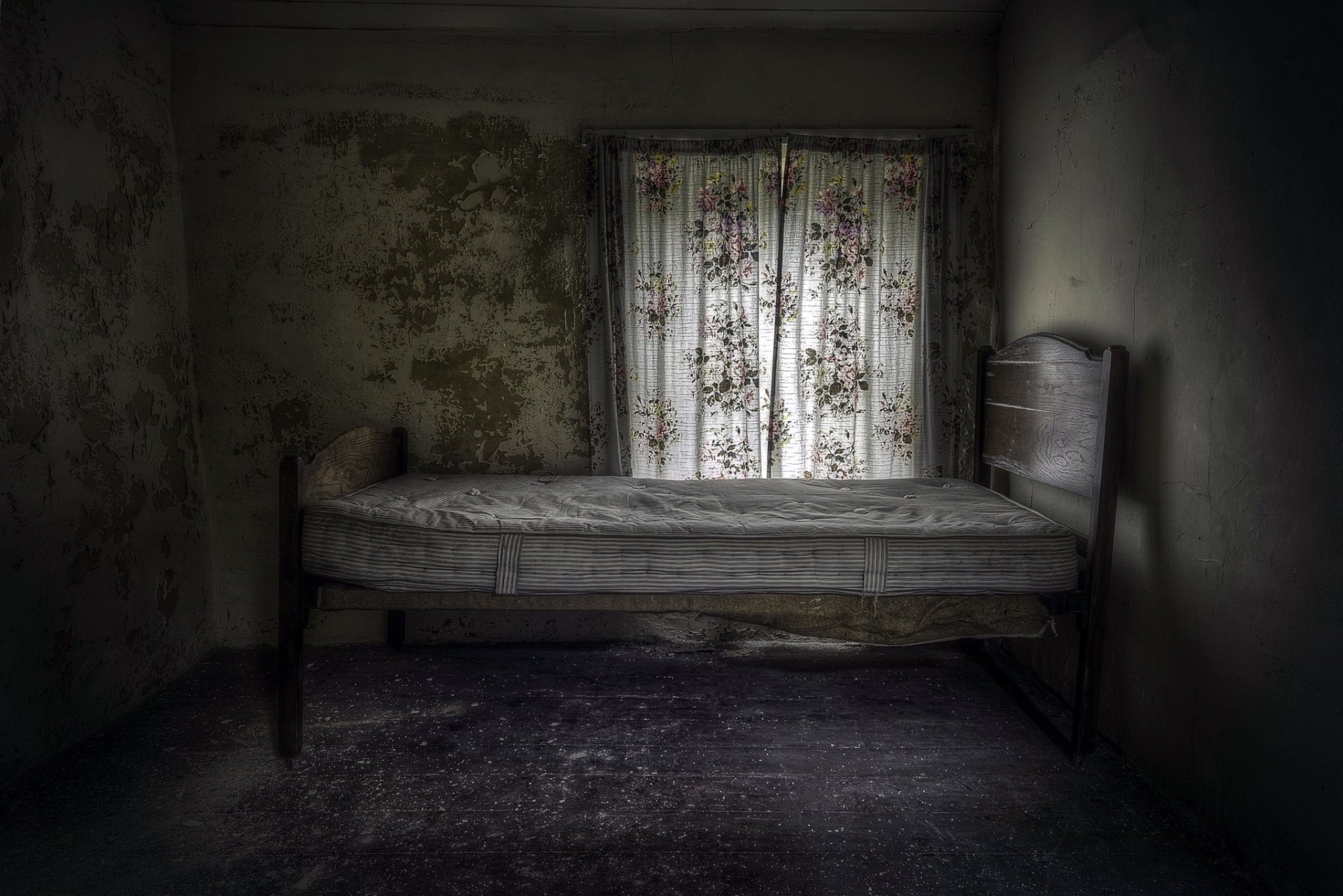 chambre lit fenêtre