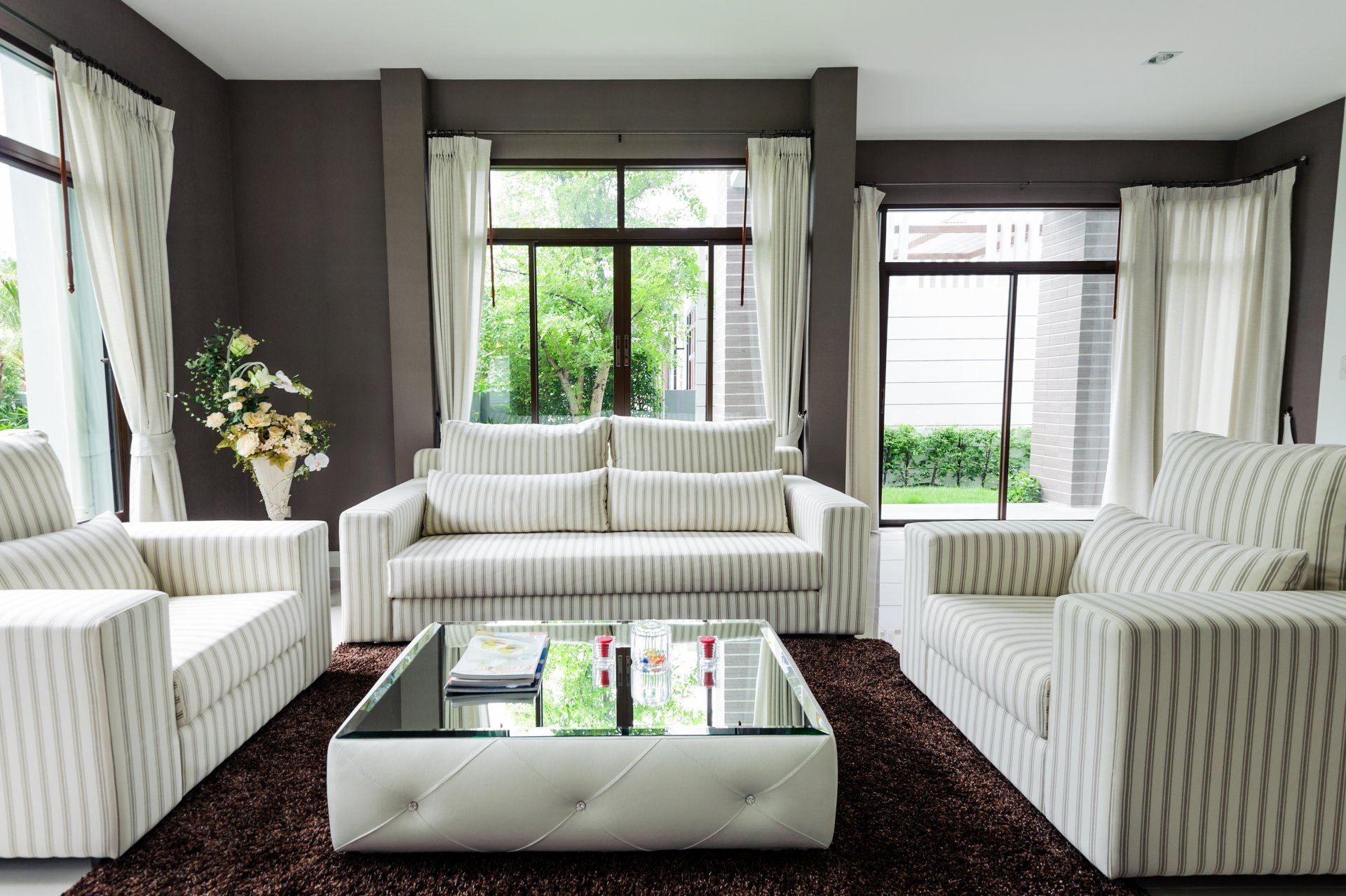 intérieur design salon canapé table tapis rideaux photo