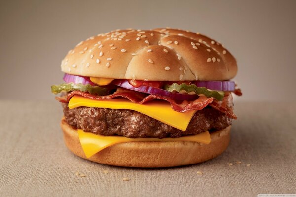 Hamburger juteux et puissant. Malbouffe