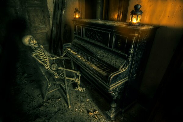 Atmosphère sombre. Squelette solitaire jouant de la musique morte au piano