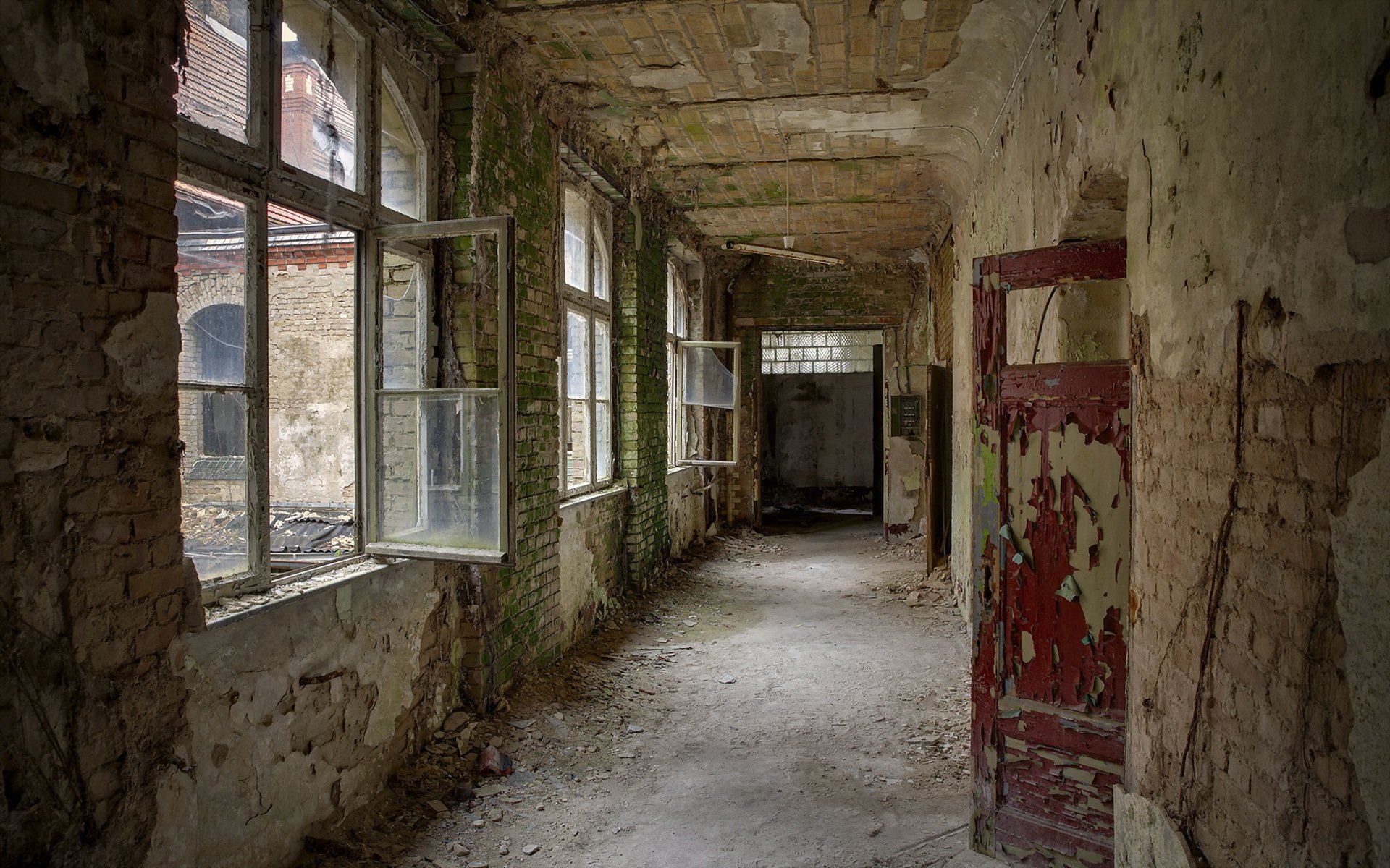 portes fenêtres ruines intérieur