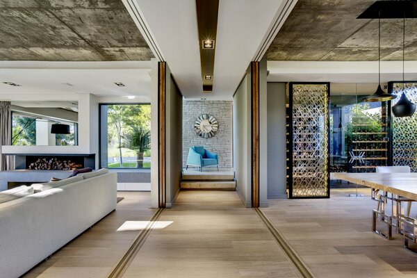 Salon intérieur dans un style tropical