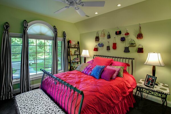 Chambre confortable pour une fille en couleur pistache