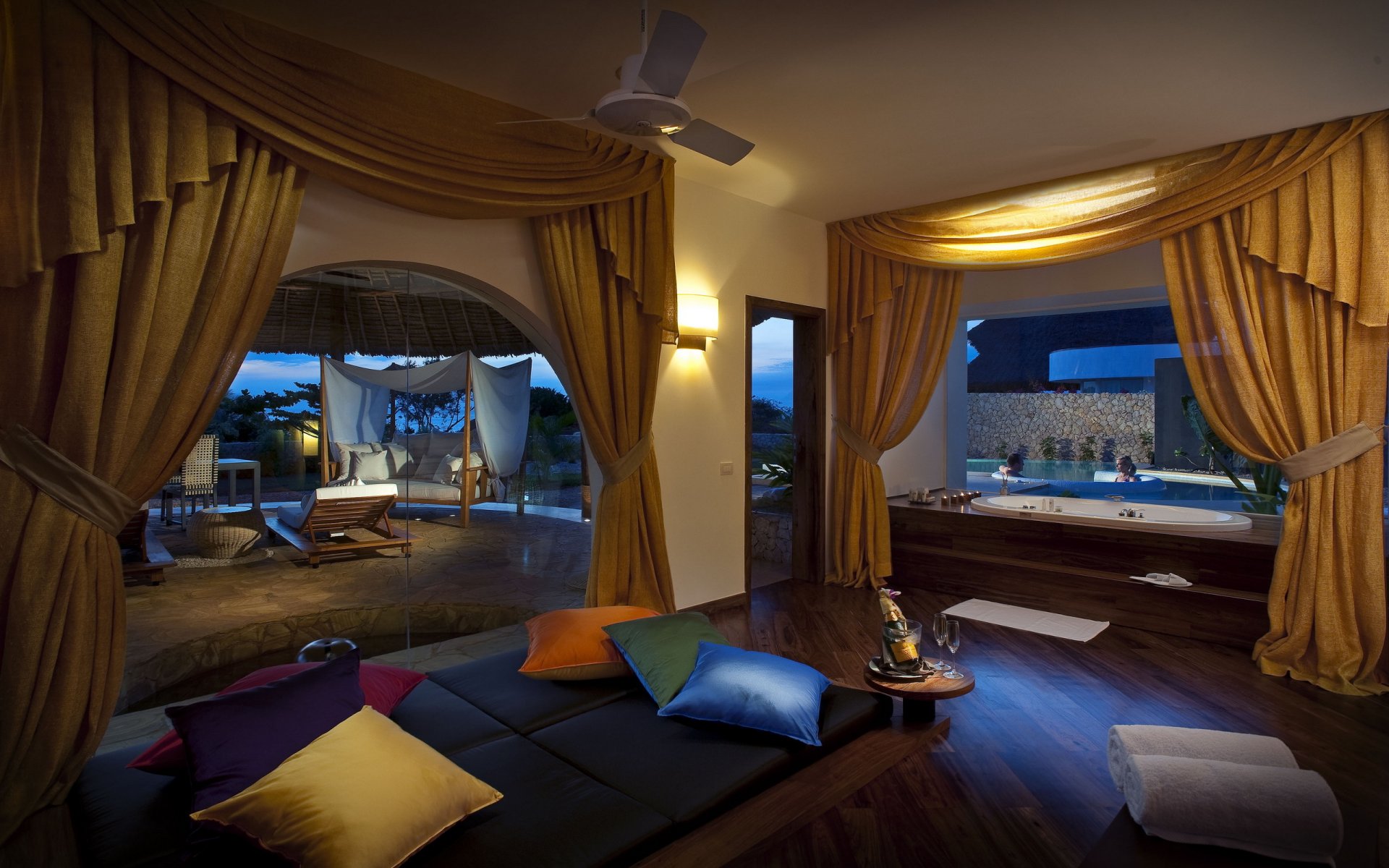 intérieur chambre salle de bain rideaux jaune coussins multicolores grandes fenêtres champagne piscine personnes deux dans le jacuzzi soirée