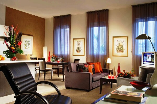 Chambre avec des oreillers orange sur le canapé