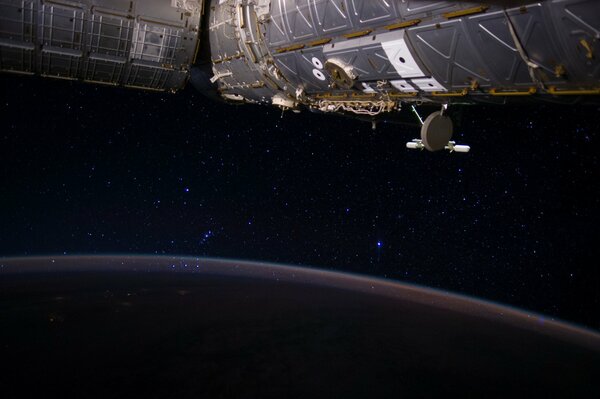 Vaisseau spatial dans la nuit planète terre