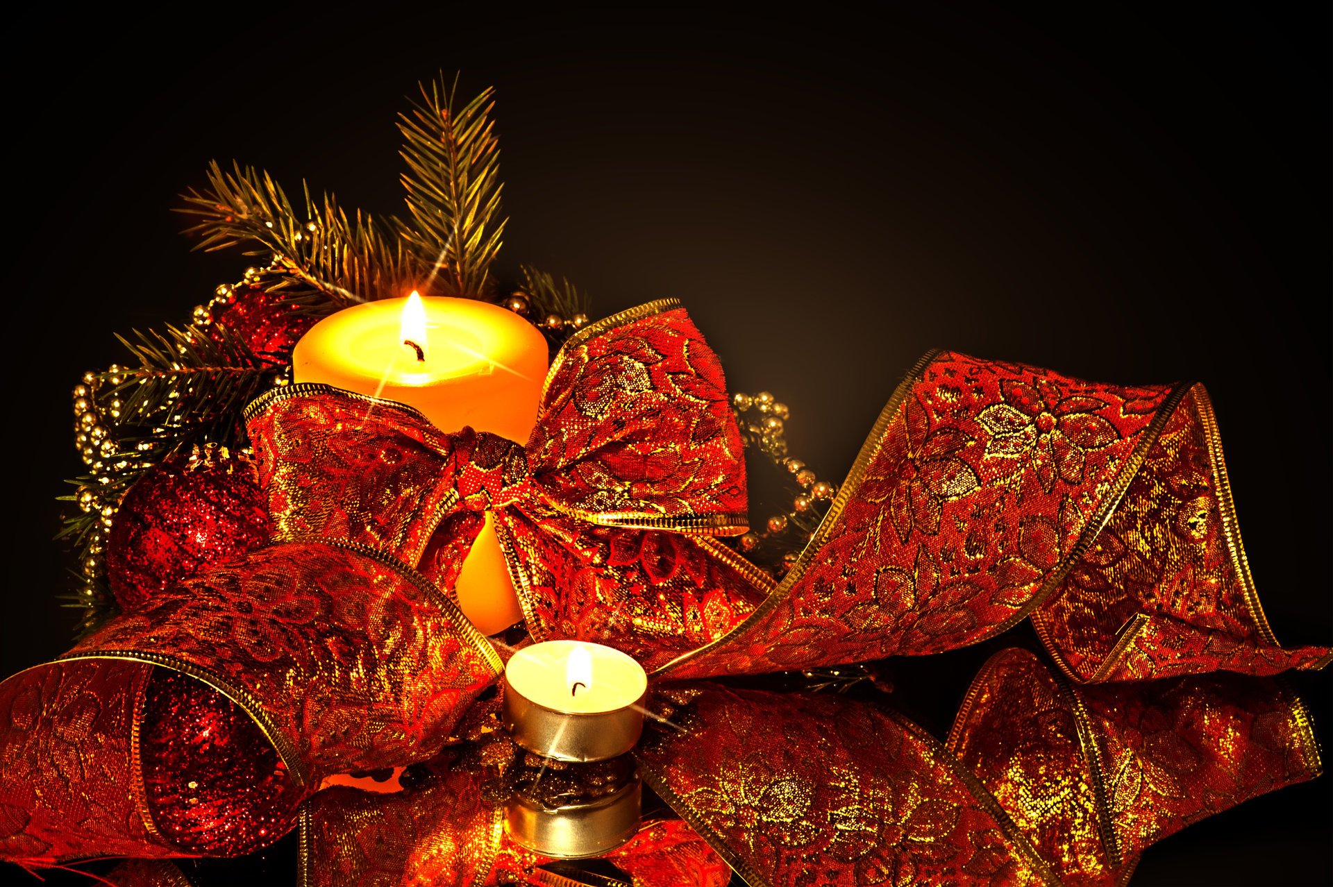 bougies jouets de noël lumières boules ruban arc