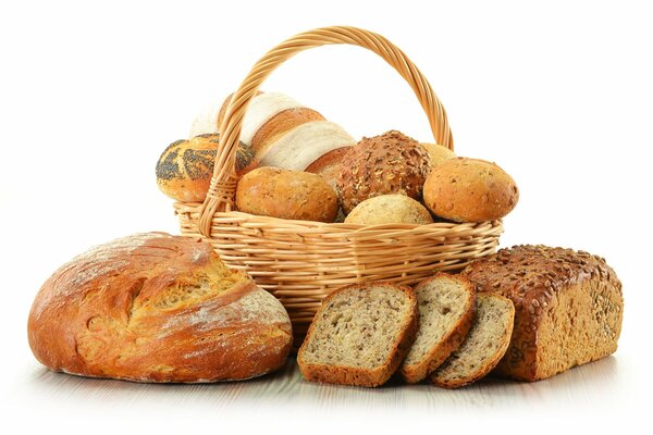 Grand panier à pain avec différents pains et petits pains