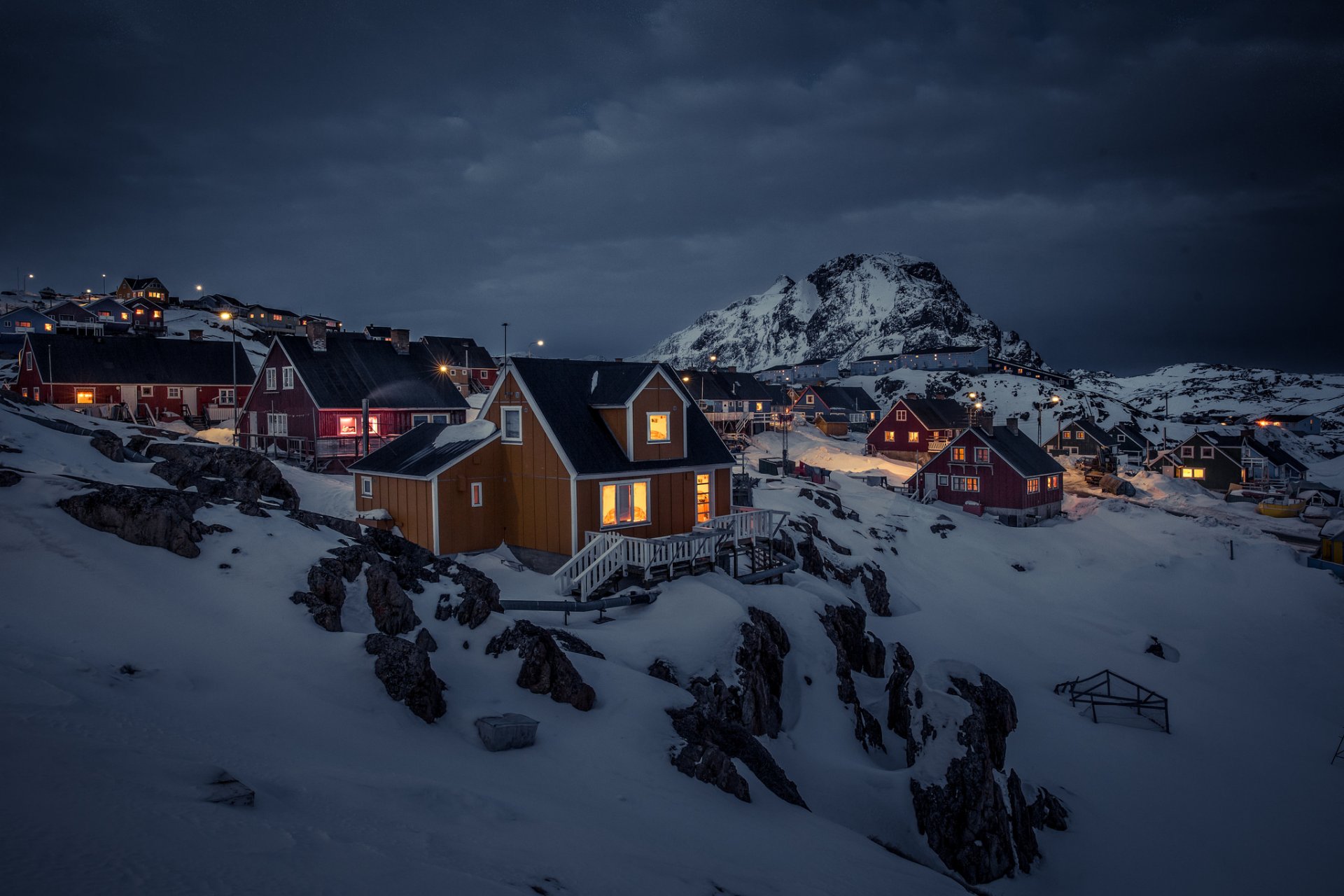 groenland sisimiut maisons lumières neige nuit montagnes nuages gris tempête