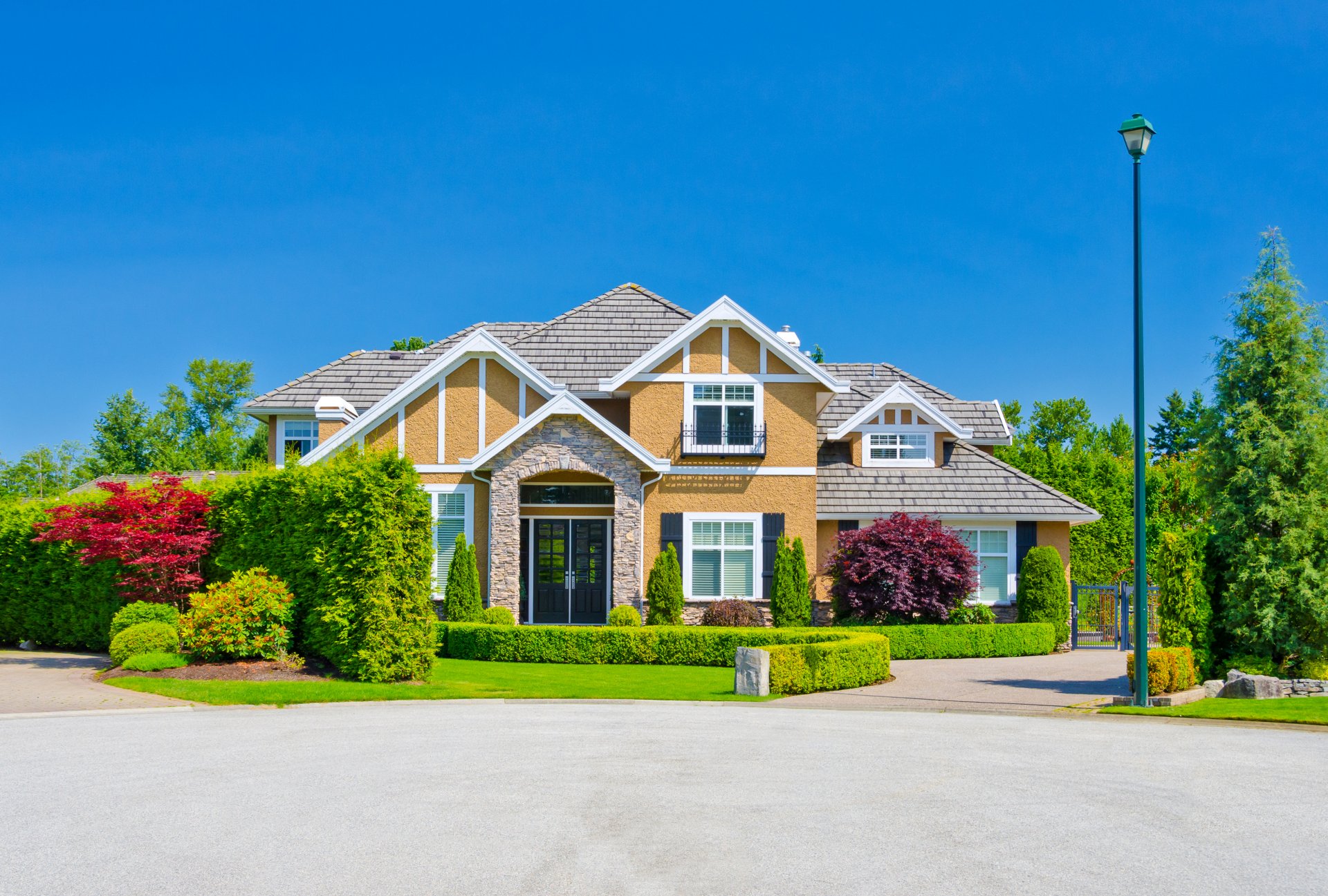 maison manoir conception arbres pelouse herbe verdure buissons lanterne soleil ciel bleu