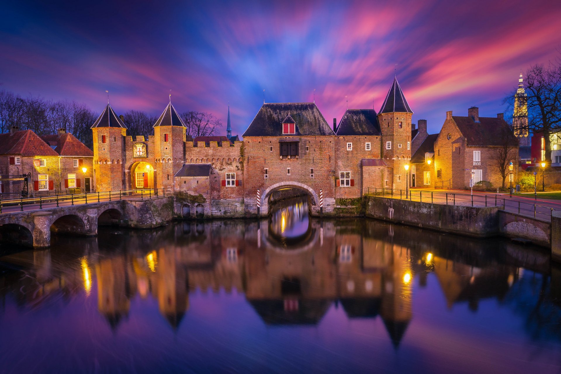 pays-bas ville amersfoort forteresse koppelport rétro-éclairage rivière nuit ciel nuages réflexion