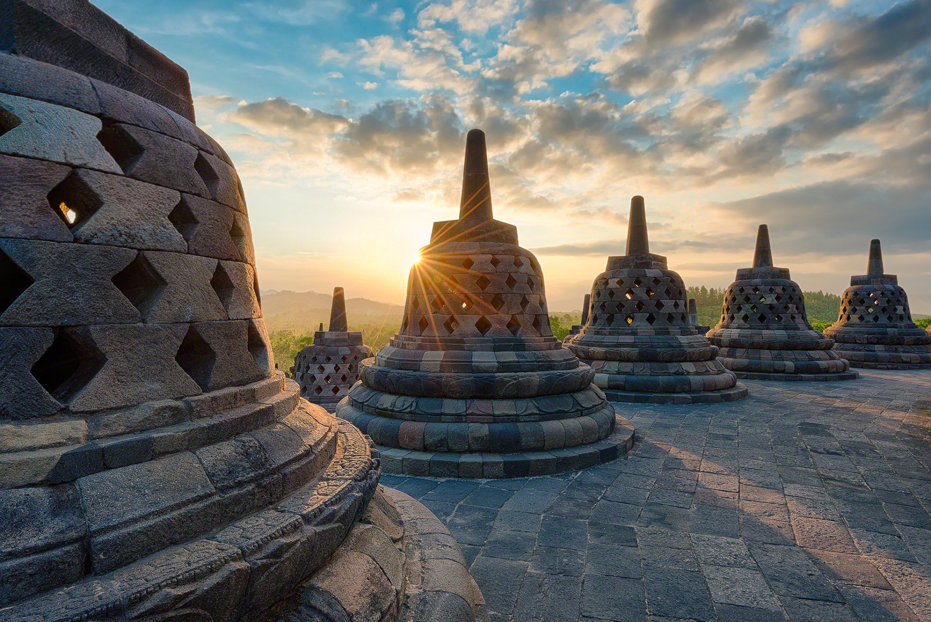 indonésie île java complexe du temple stupa borobudur soirée soleil rayons lumière