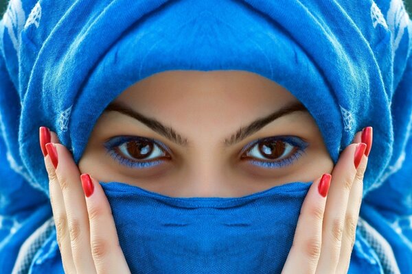 Fille aux yeux bruns avec des soucis rouges