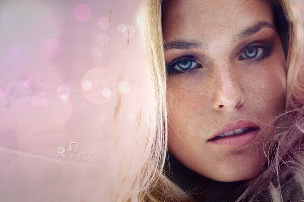 Modèle avec un regard expressif sur un fond éclatant