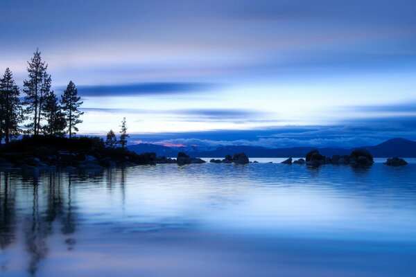 La surface du lac au coucher du soleil