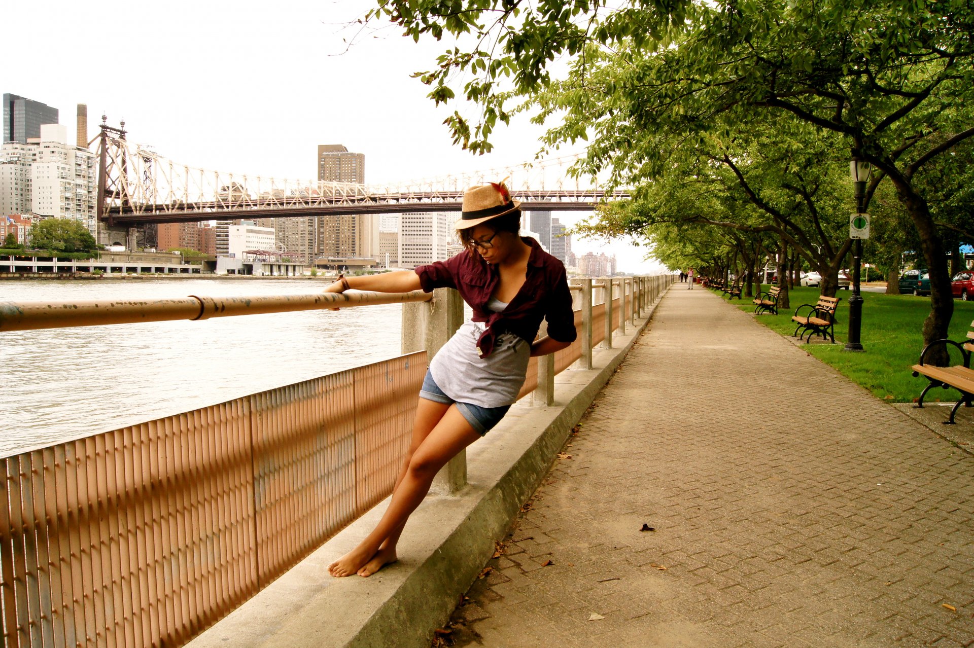 fille ville rivière pont