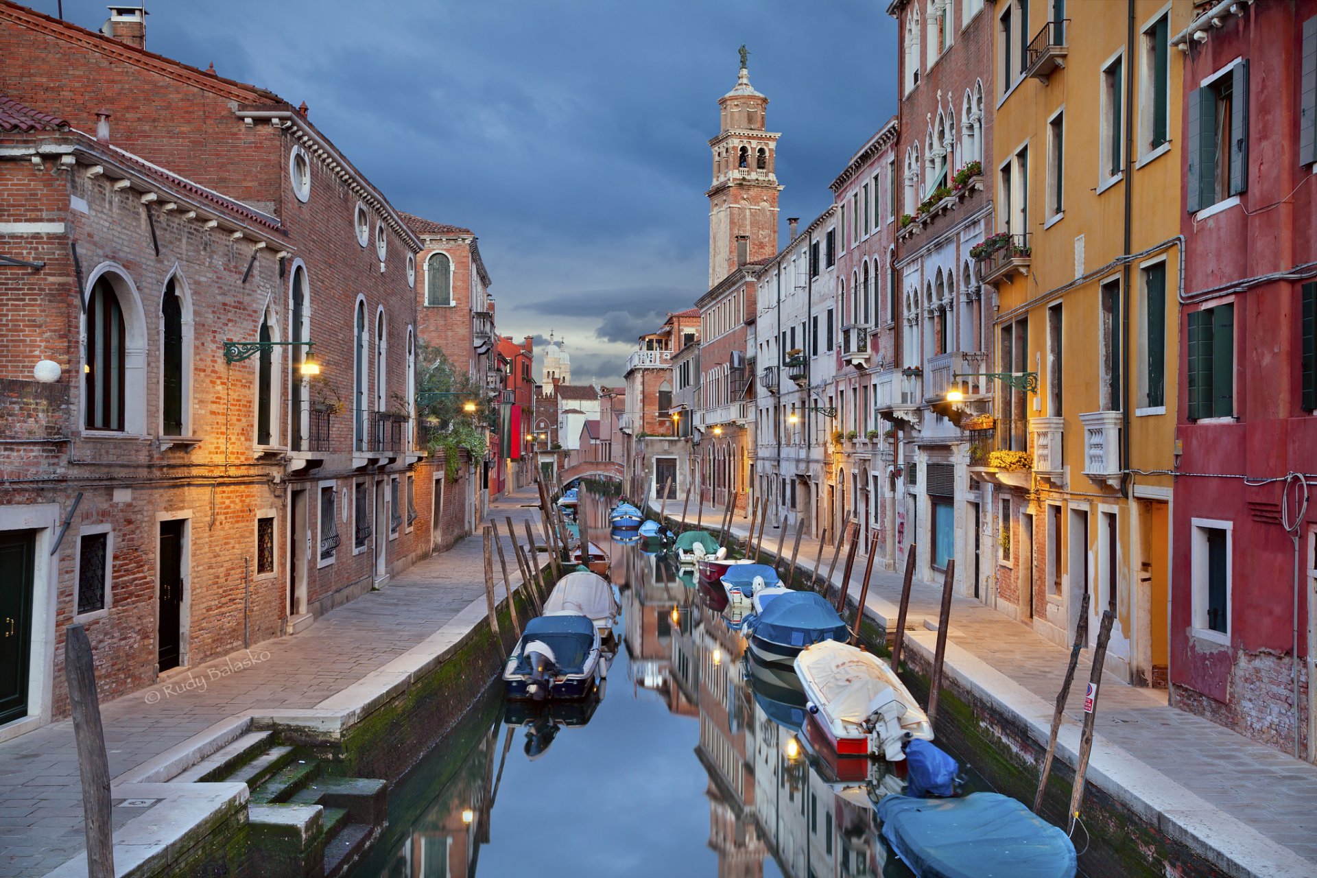 venise italie maisons canal bateaux lumières soirée