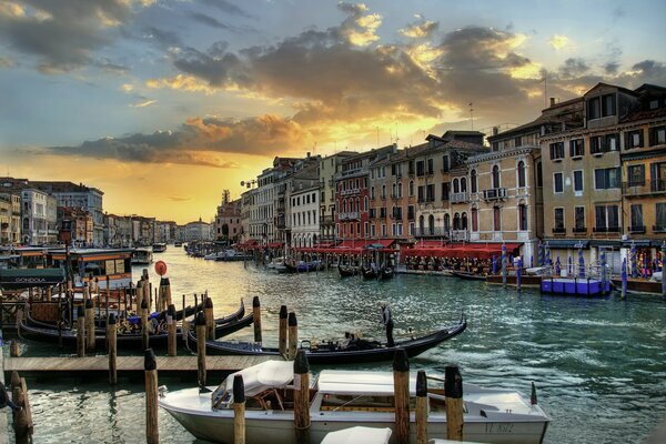 Quai du soir sur le canal de Venise