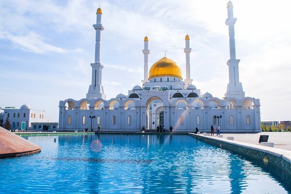 Fontaine de la mosquée à Astana