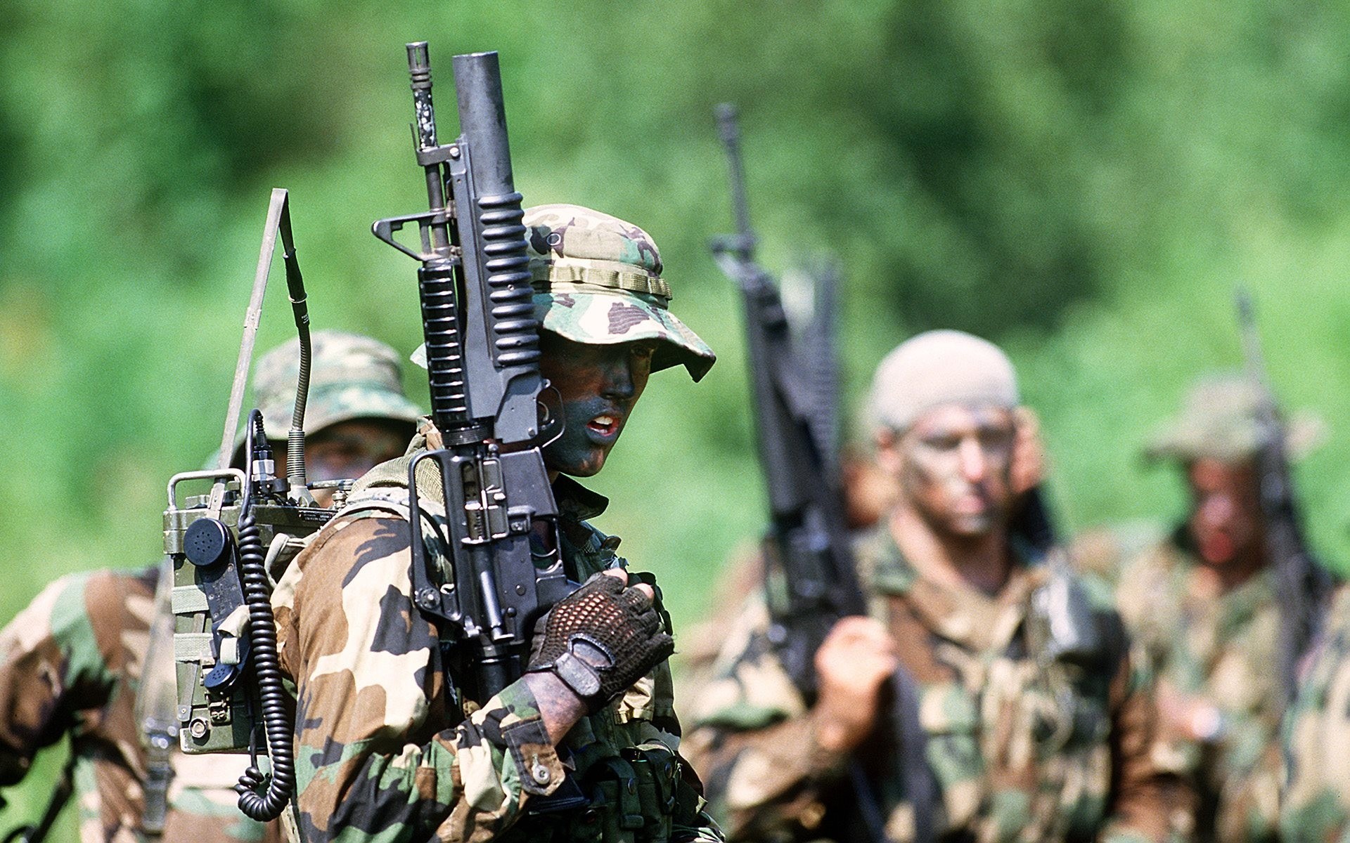 armes radio soldats hommes camouflage pistolets militaire