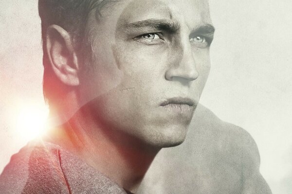 Le visage d un jeune homme regardant au loin