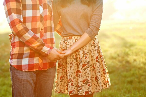 Couple d amoureux se tiennent par la main sur fond de nature