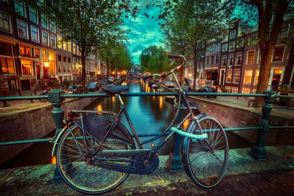 Vieux vélo sur un pont dans les pays-bas du soir
