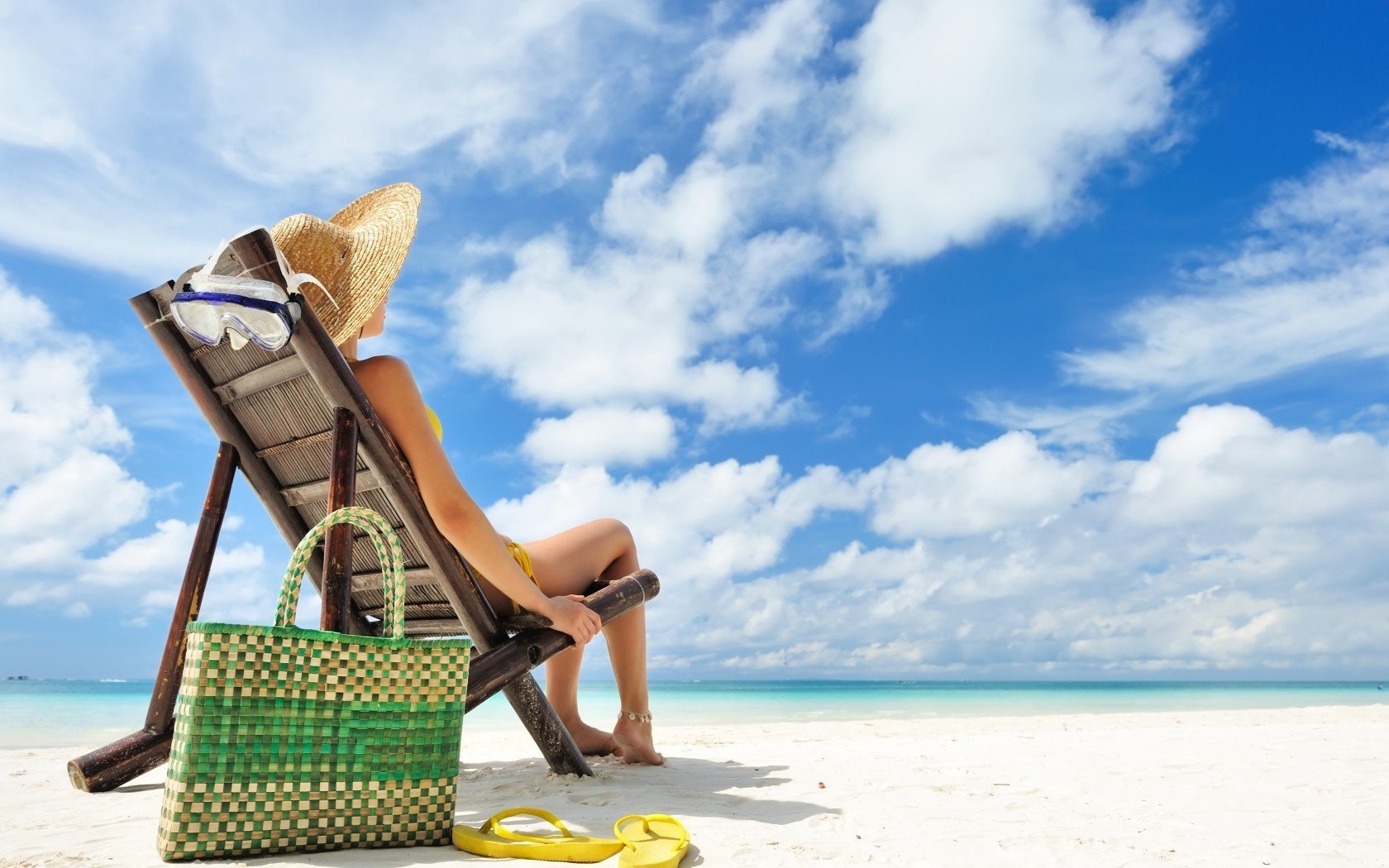 fille plage chaise longue sable mer